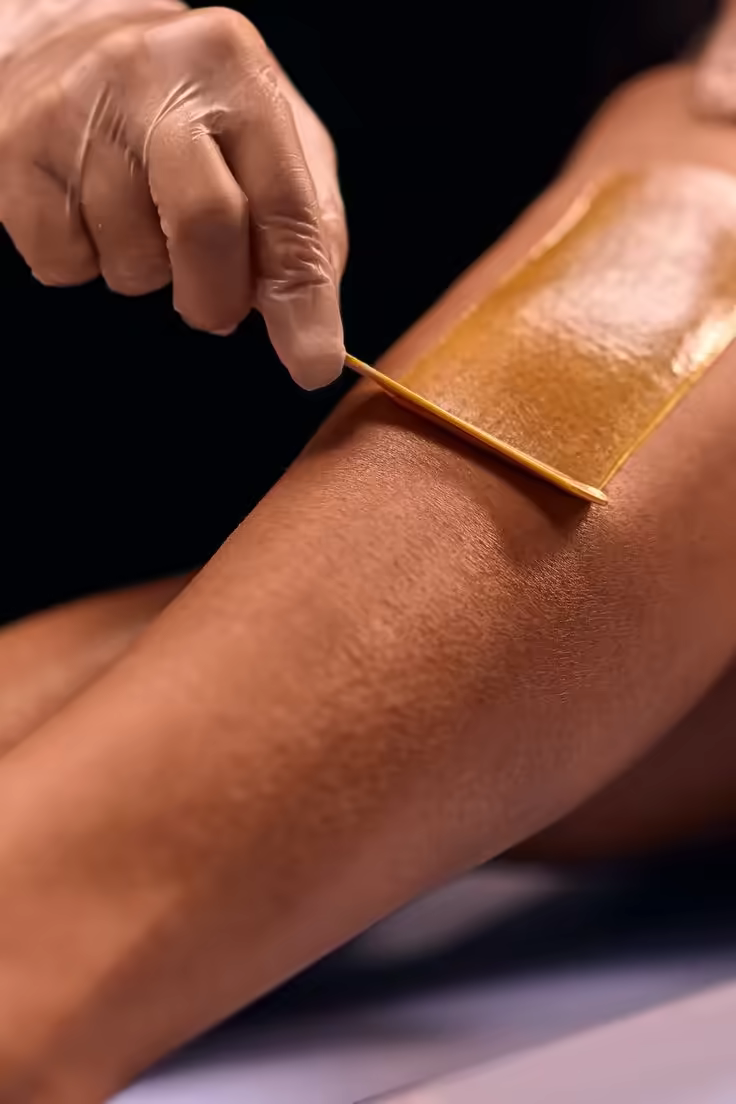 Sesión de depilación profesional de cuerpo completo en cabina privada de Diamond Spa